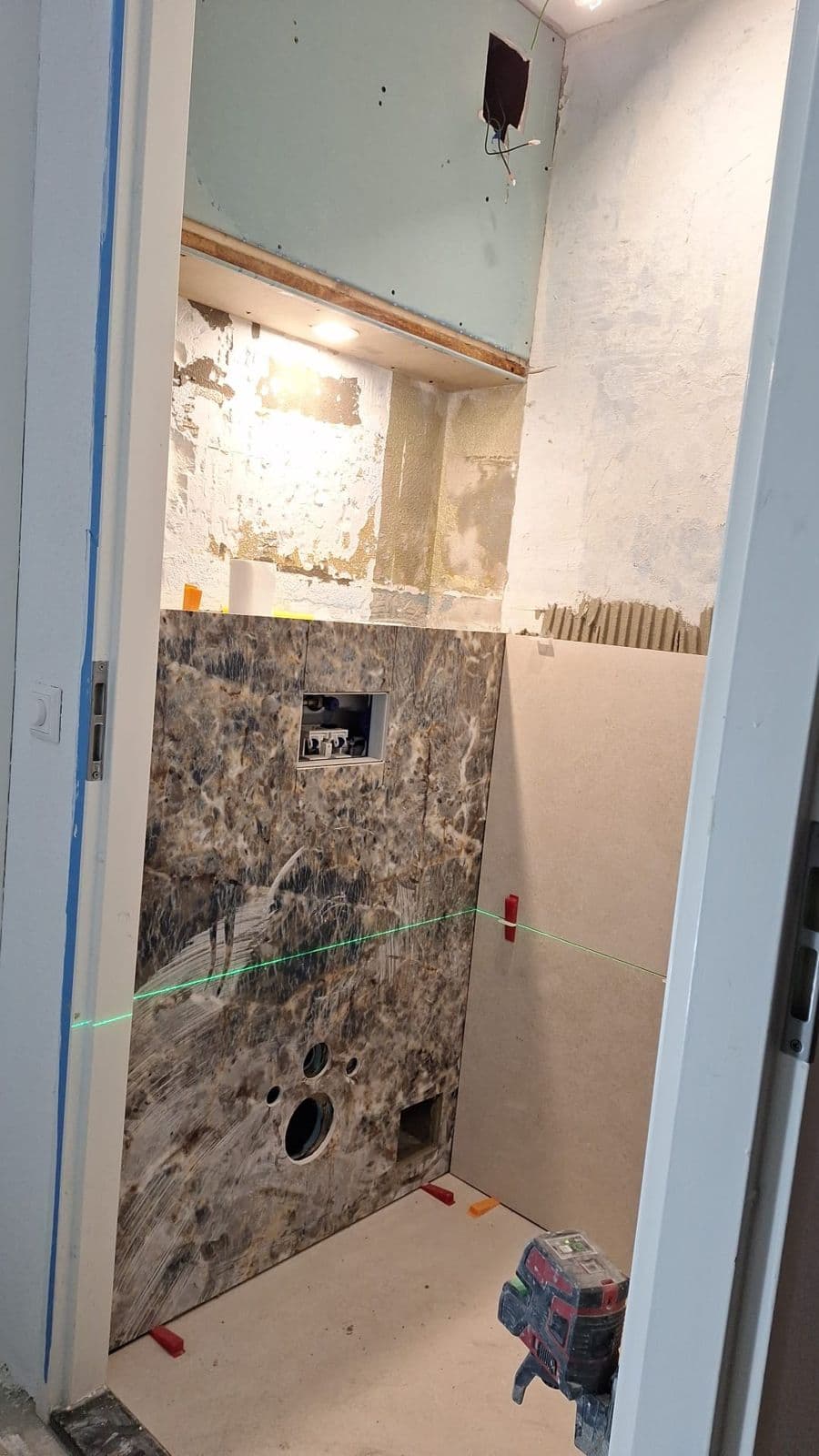 Badkamer met groene natuursteenwand: tijdens het werk, foto 1