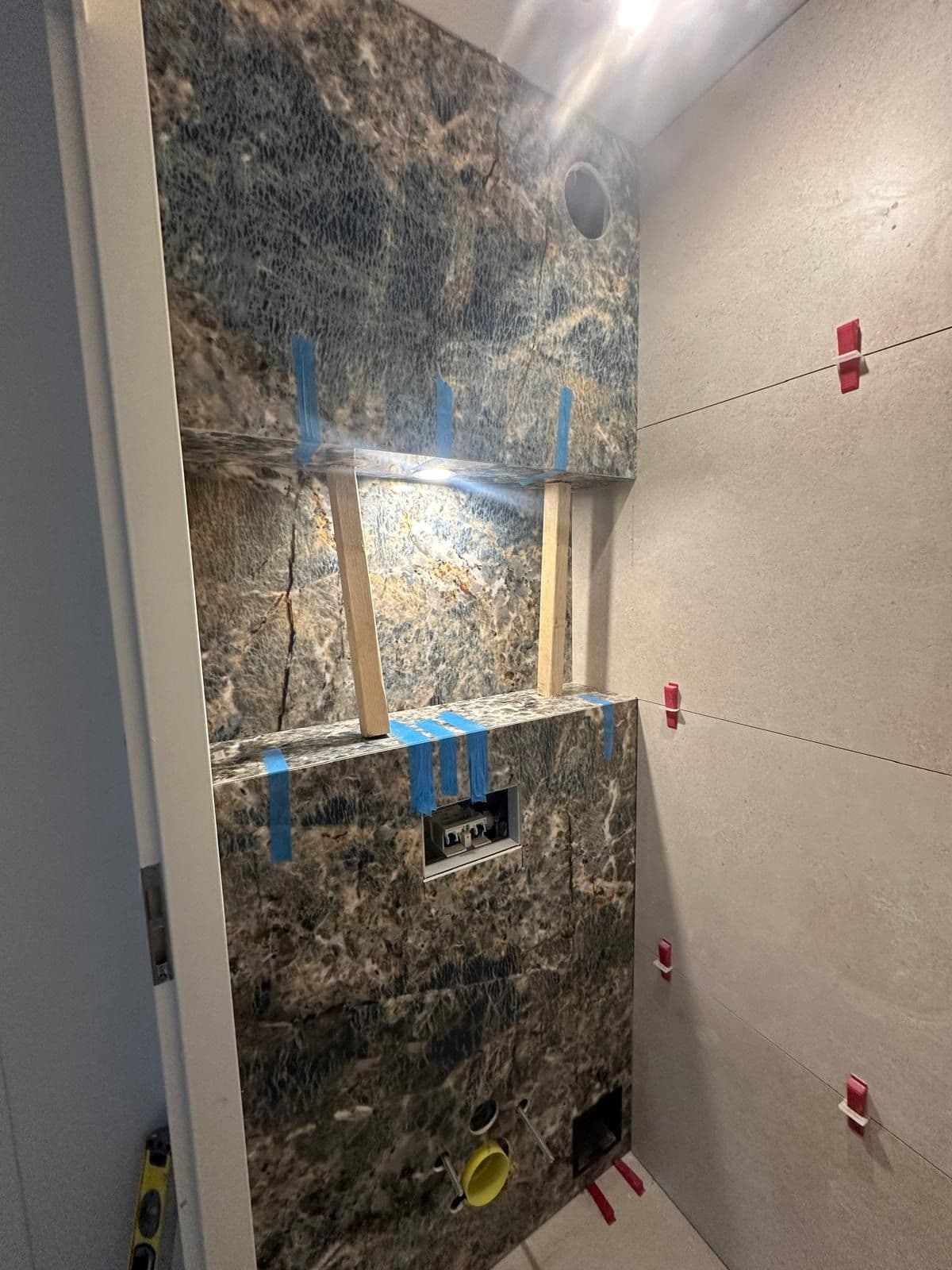 Badkamer met groene natuursteenwand: tijdens het werk, foto 2