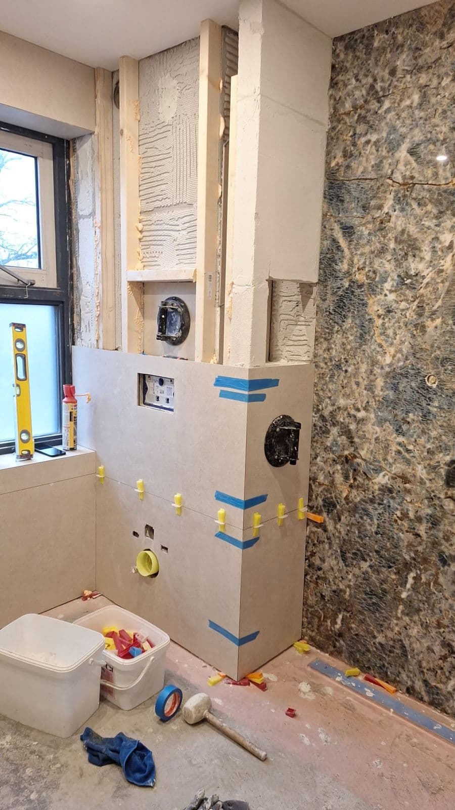 Badkamer met groene natuursteenwand: tijdens het werk, foto 3