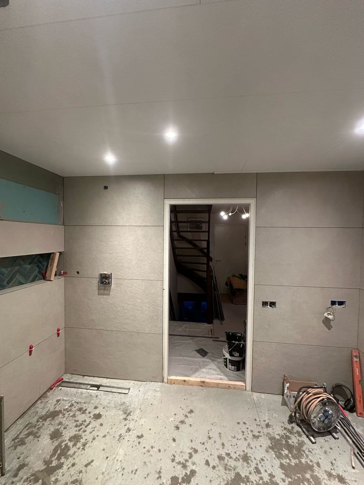 Badkamer met groene visgraattegels: tijdens het werk, foto 2