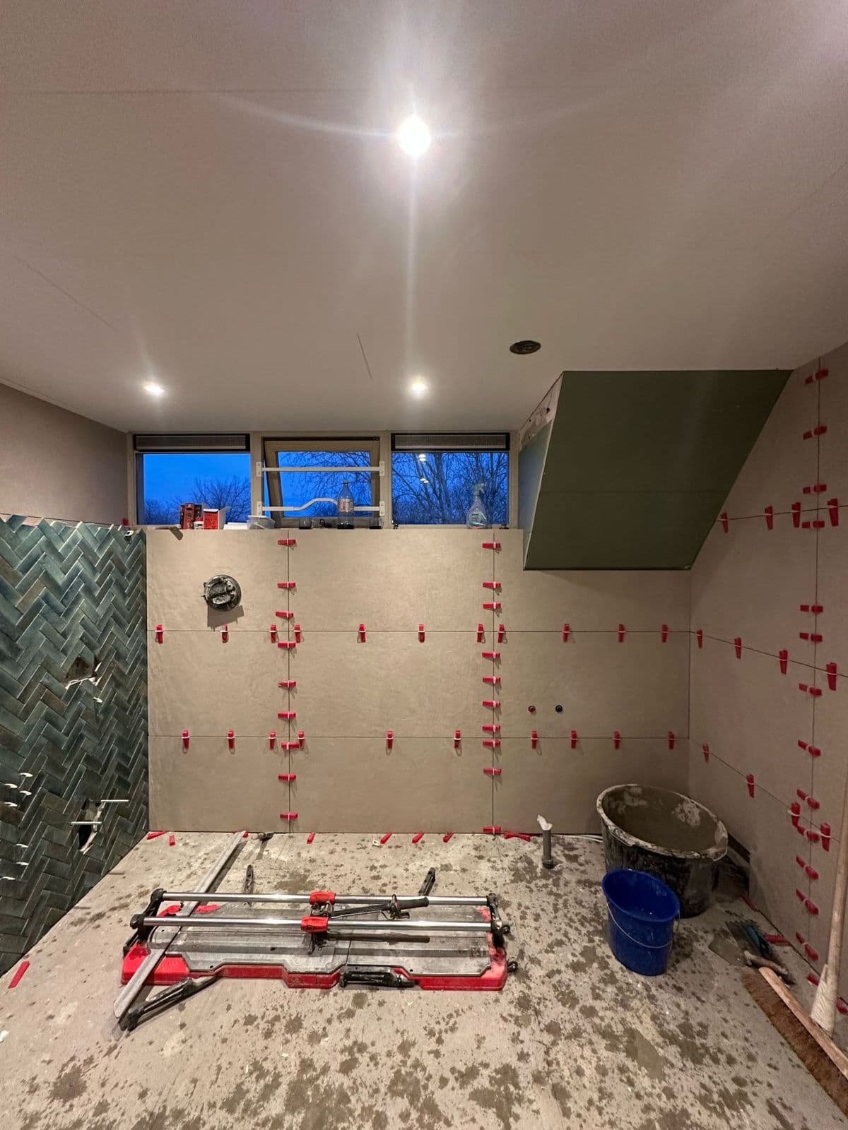 Badkamer met groene visgraattegels