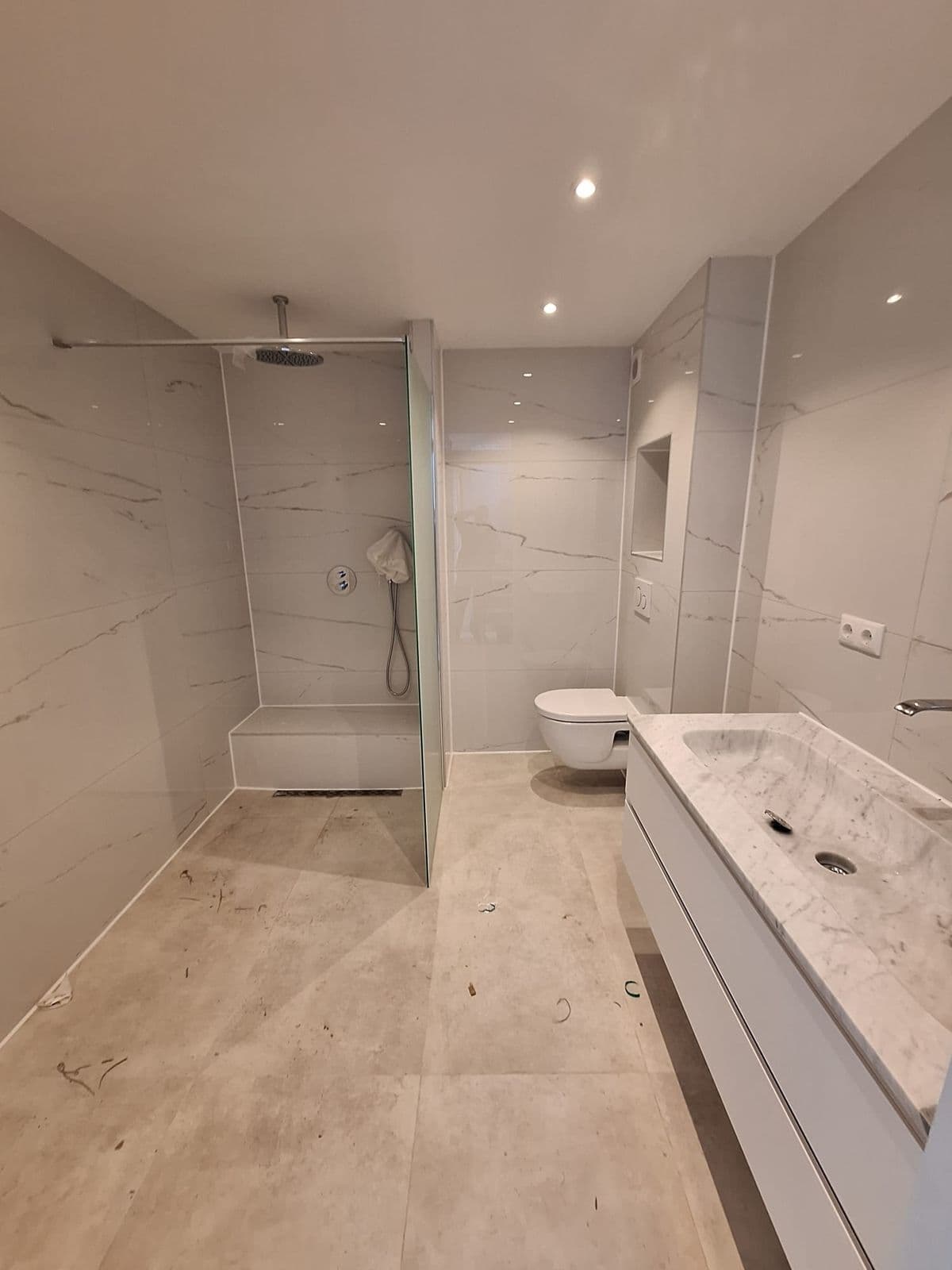 Badkamer wit marmer met inloopdouche