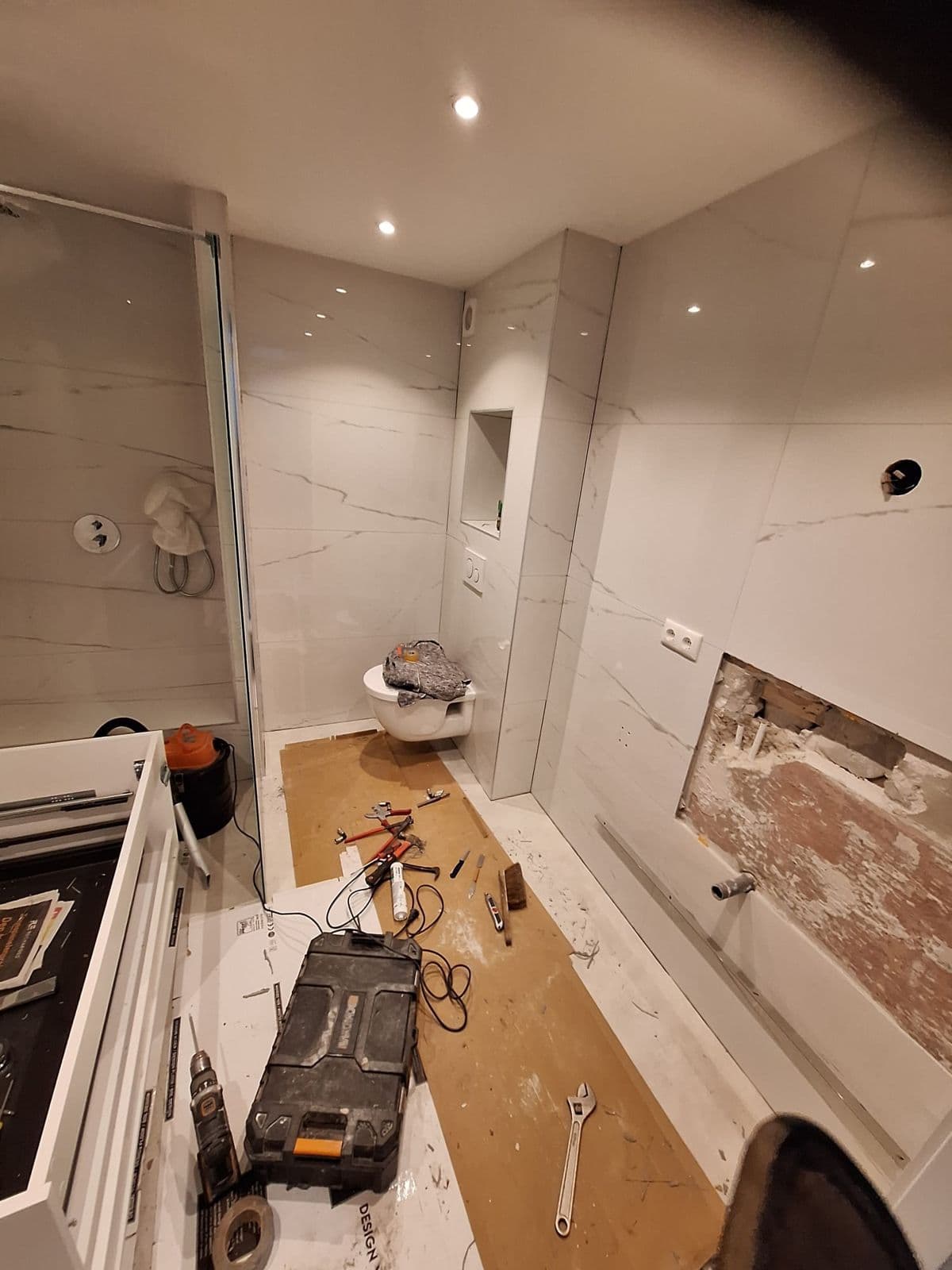 Badkamer wit marmer met inloopdouche: tijdens het werk, foto 2