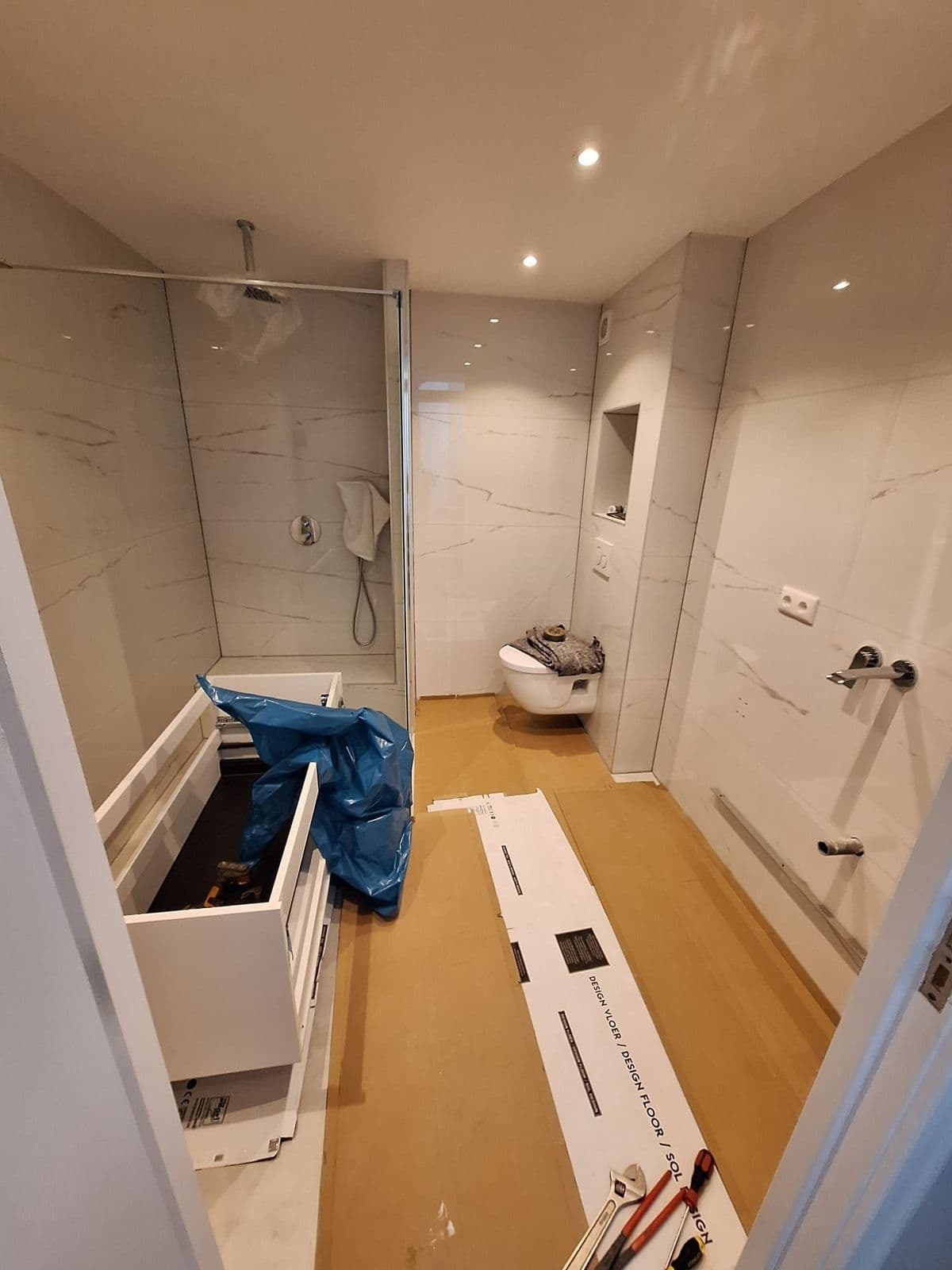 Badkamer wit marmer met inloopdouche: tijdens het werk, foto 3