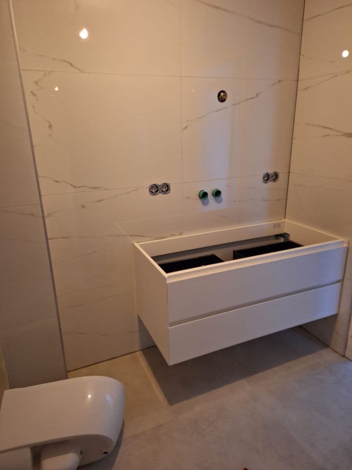 Badkamer wit marmer met inloopdouche: tijdens het werk, foto 4