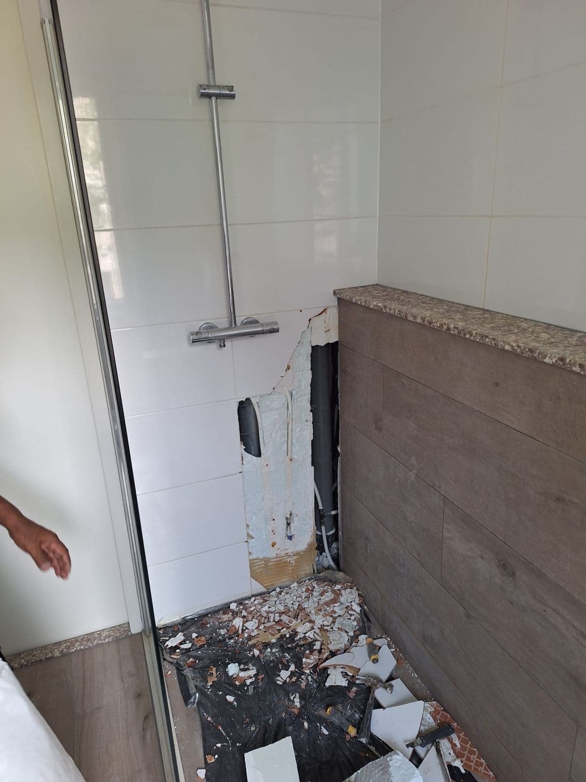 Lekkage douche – opsporen en repareren: tijdens het werk, foto 1