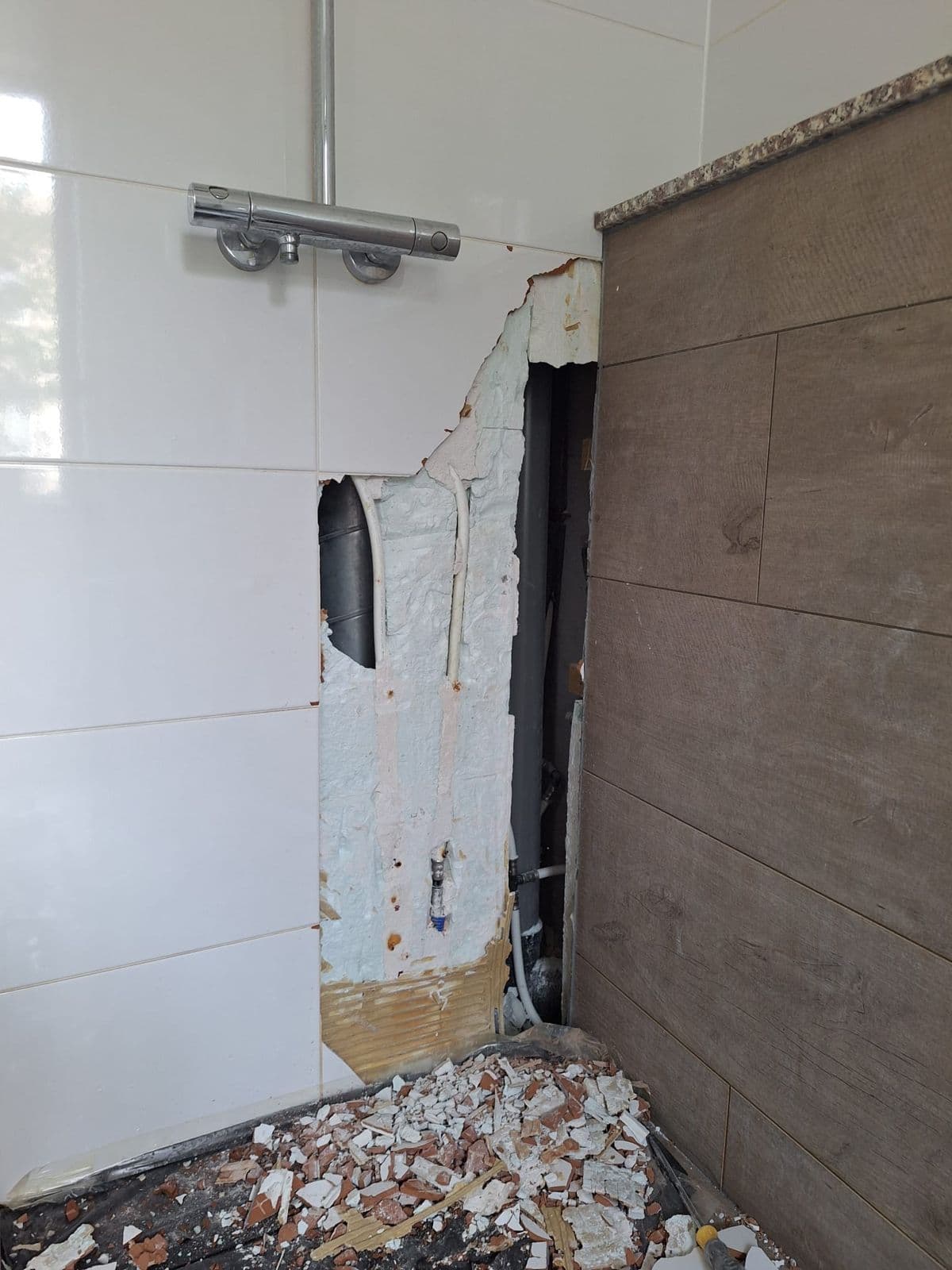 Lekkage douche – opsporen en repareren: tijdens het werk, foto 2