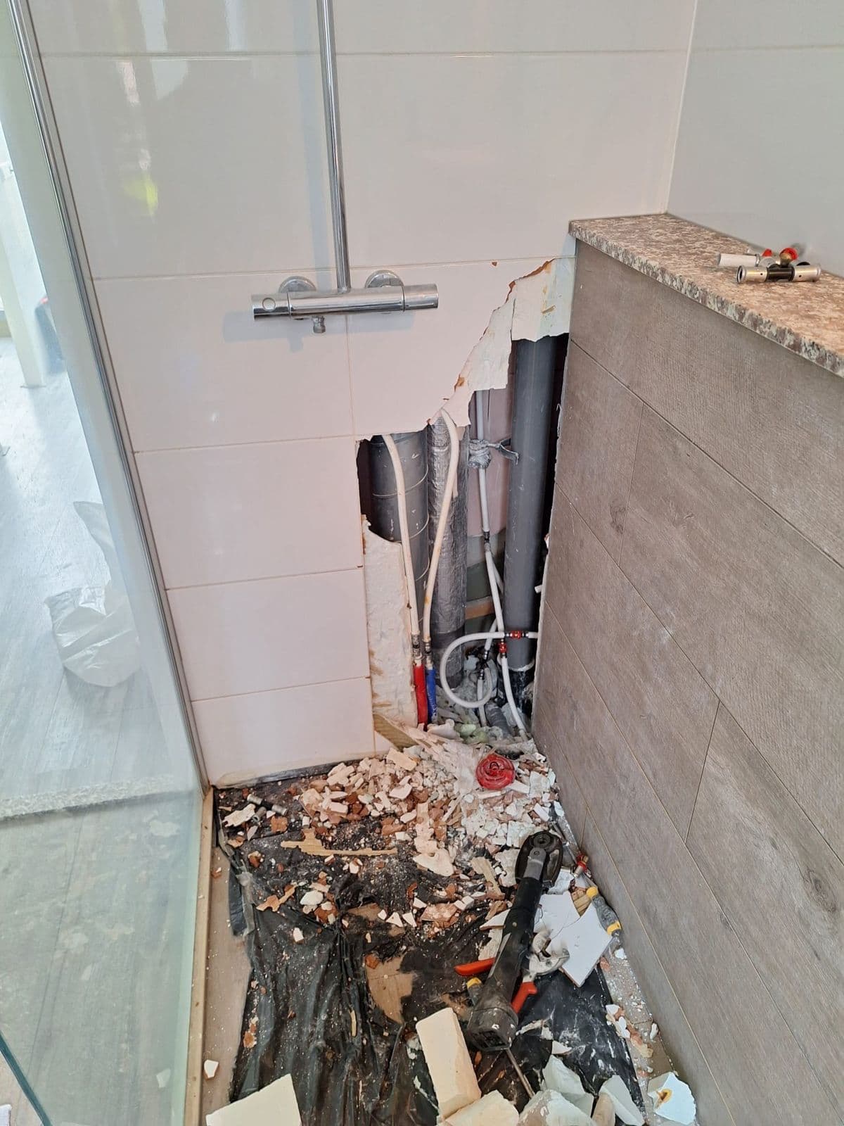 Lekkage douche – opsporen en repareren: tijdens het werk, foto 3