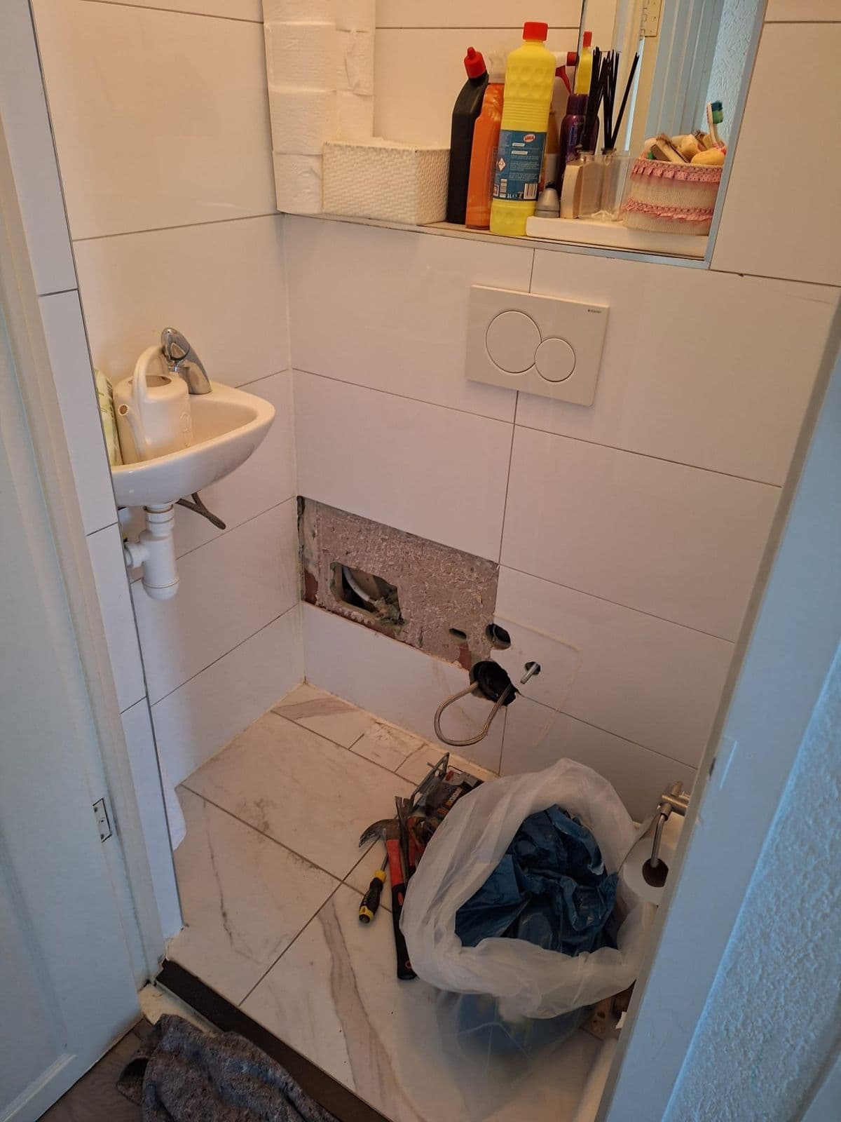 Lekkage bij inbouwtoilet: tijdens het werk, foto 1