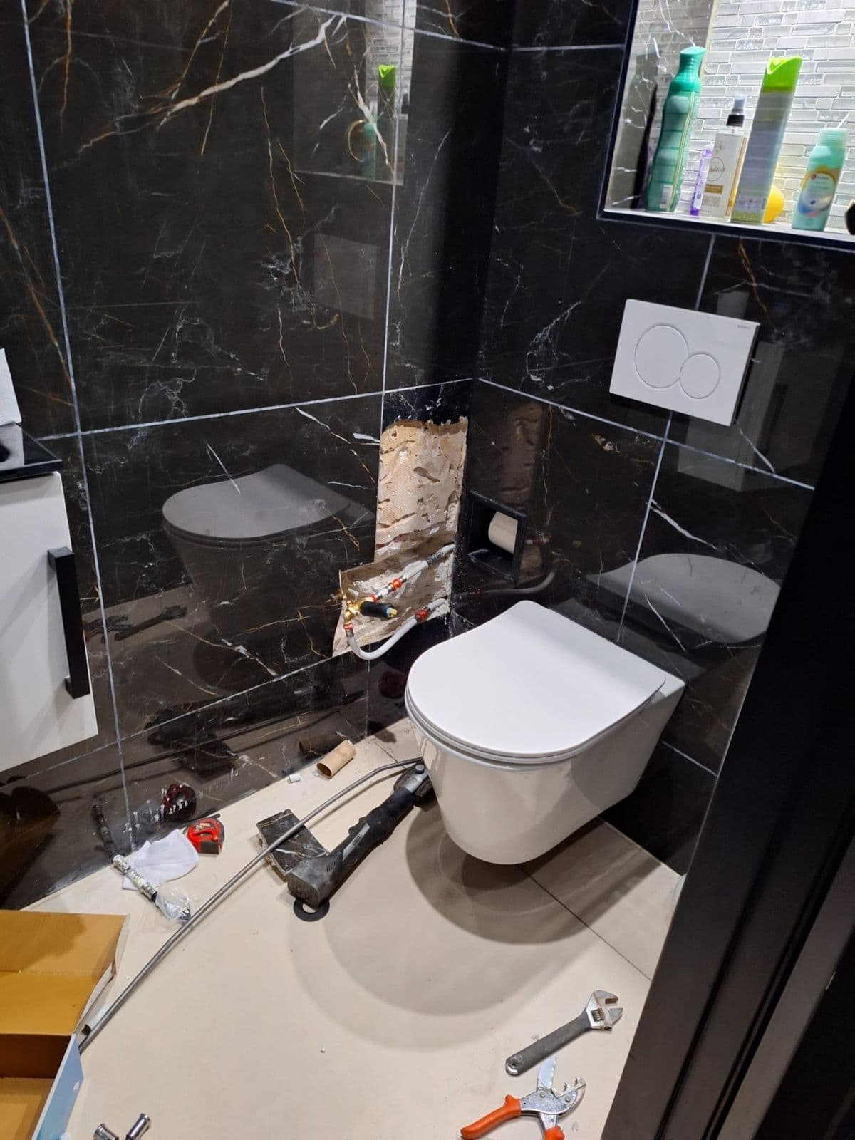 Toilet en badkamer zwart marmer