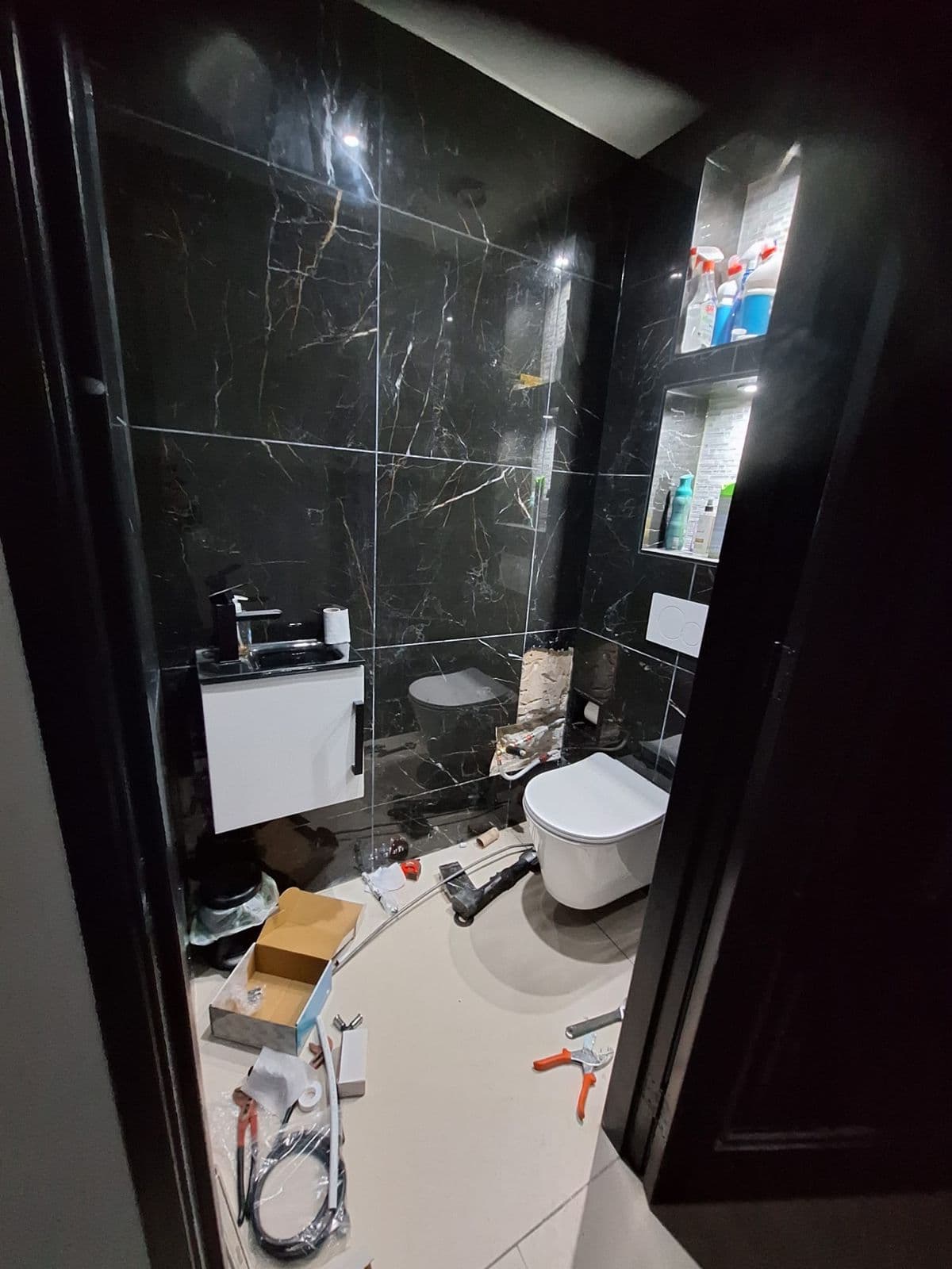 Toilet en badkamer zwart marmer: resultaat, foto 3