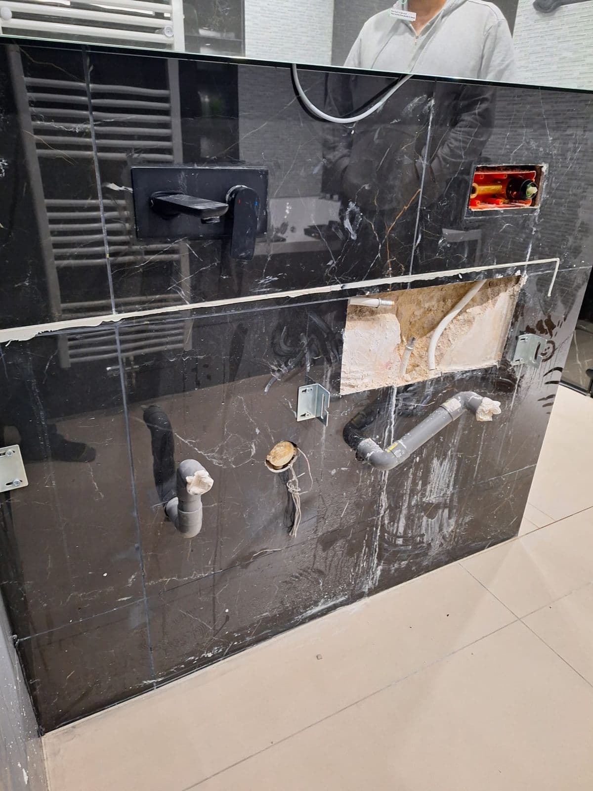 Toilet en badkamer zwart marmer: tijdens het werk, foto 1
