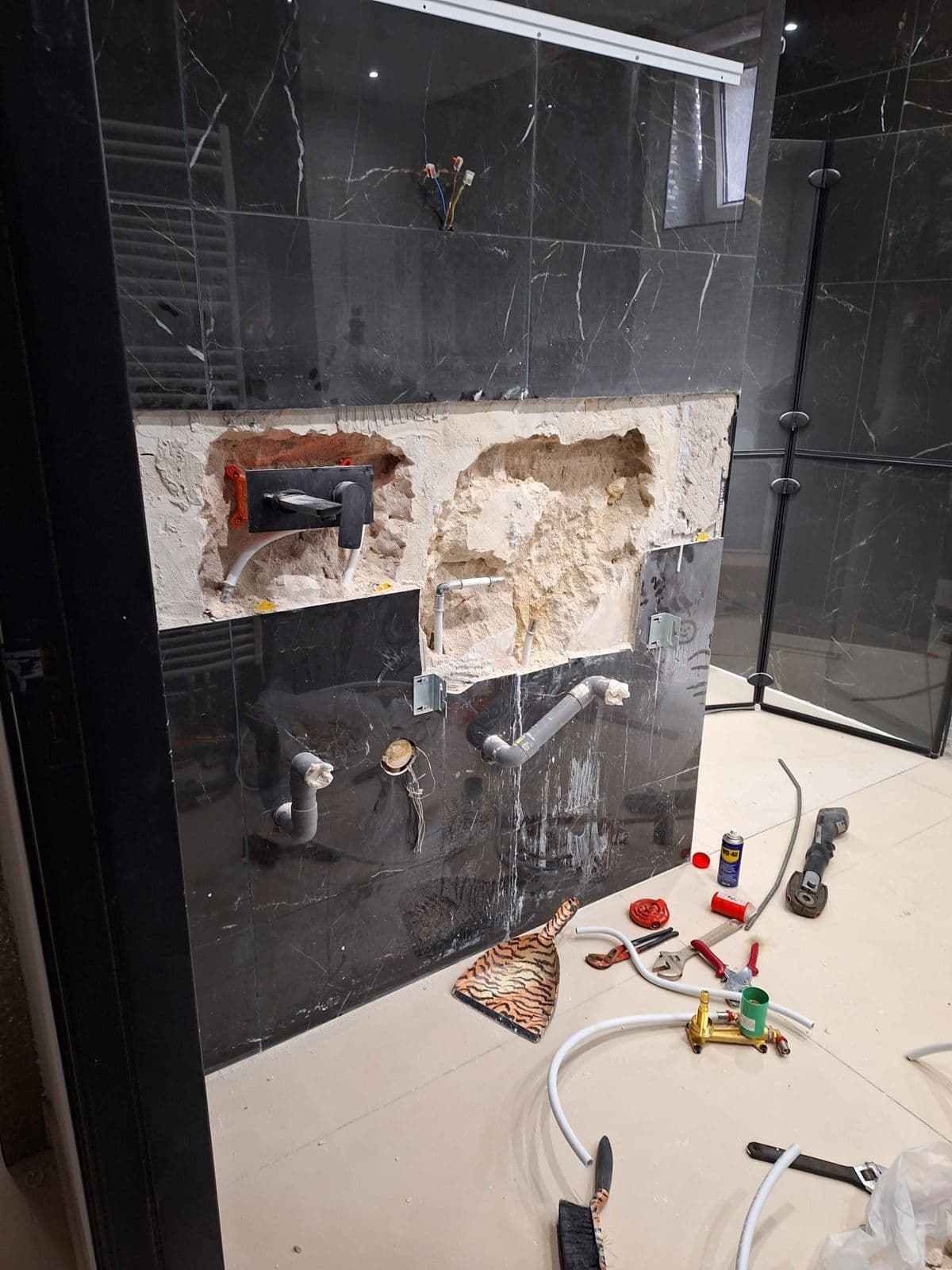 Toilet en badkamer zwart marmer: tijdens het werk, foto 2