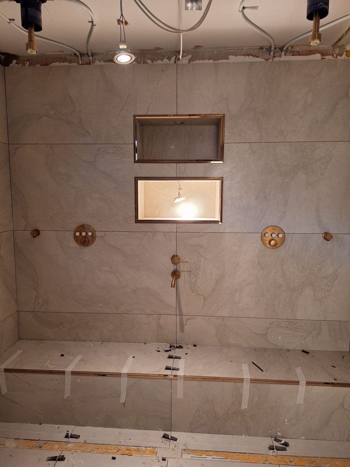 Luxe badkamer met dubbele regendouche in goud: tijdens het werk, foto 1