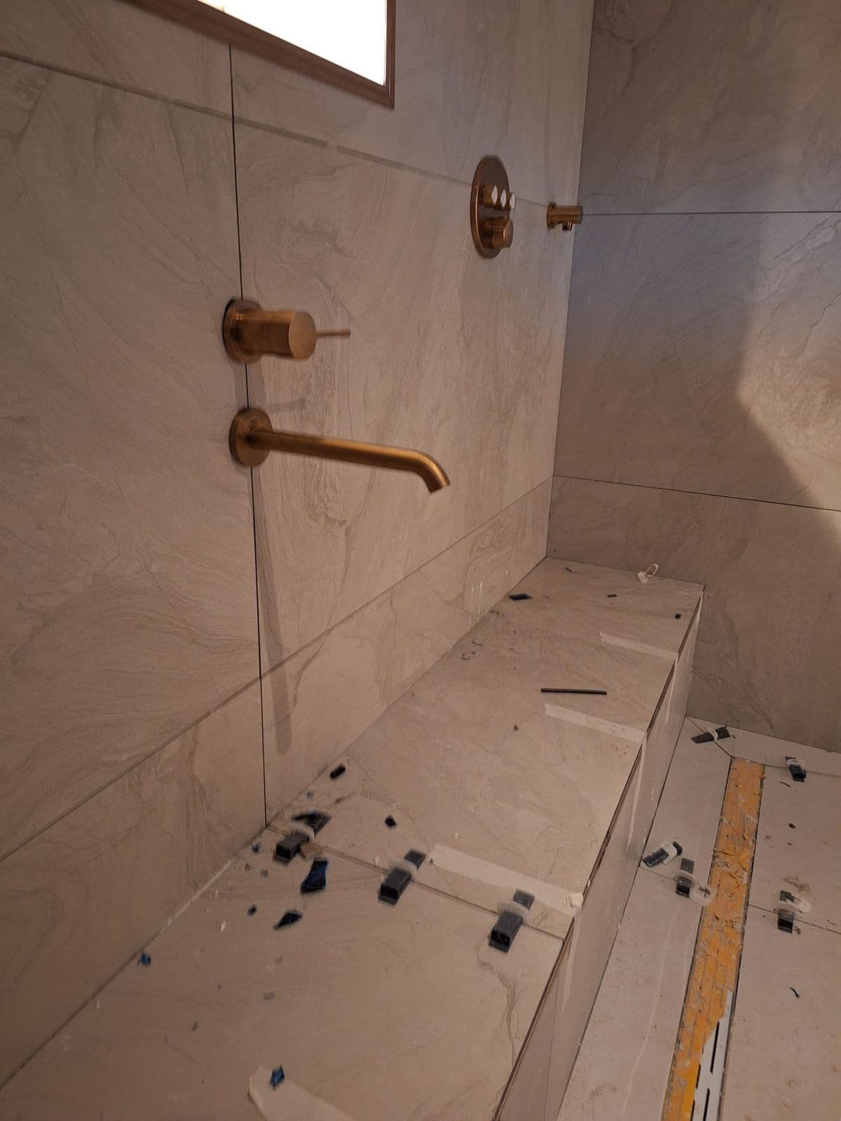 Luxe badkamer met dubbele regendouche in goud: tijdens het werk, foto 2