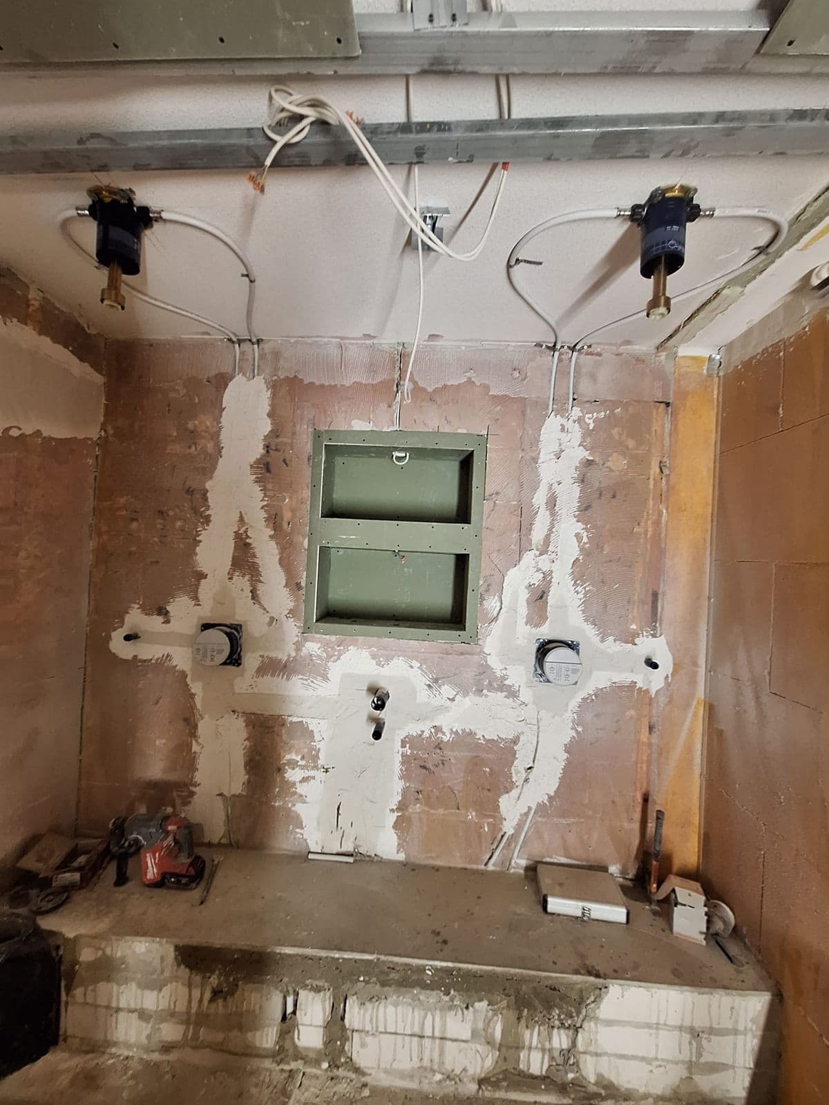 Luxe badkamer met dubbele regendouche in goud: voor