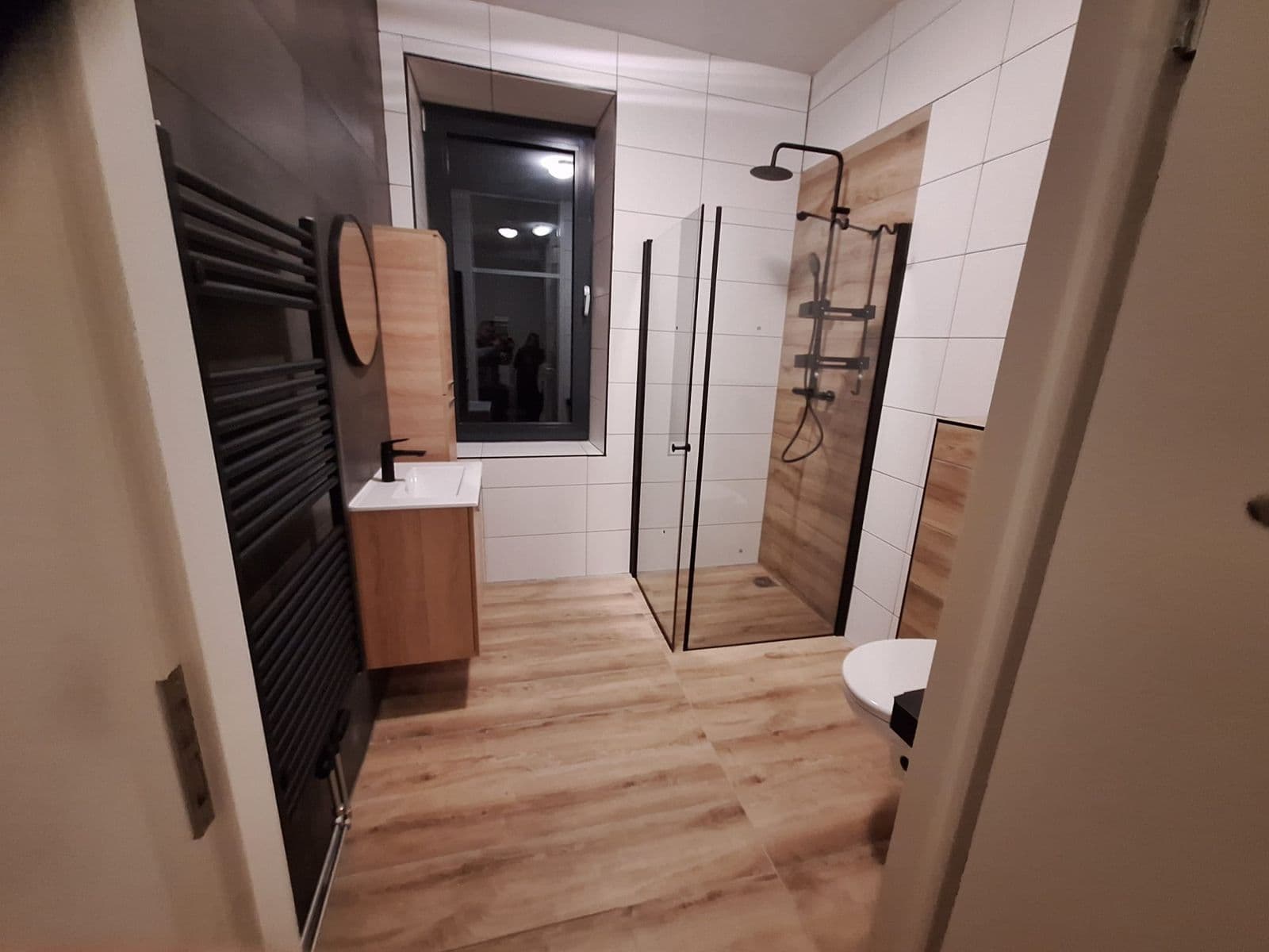 Badkamer houtlook met zwarte accenten: resultaat, foto 2