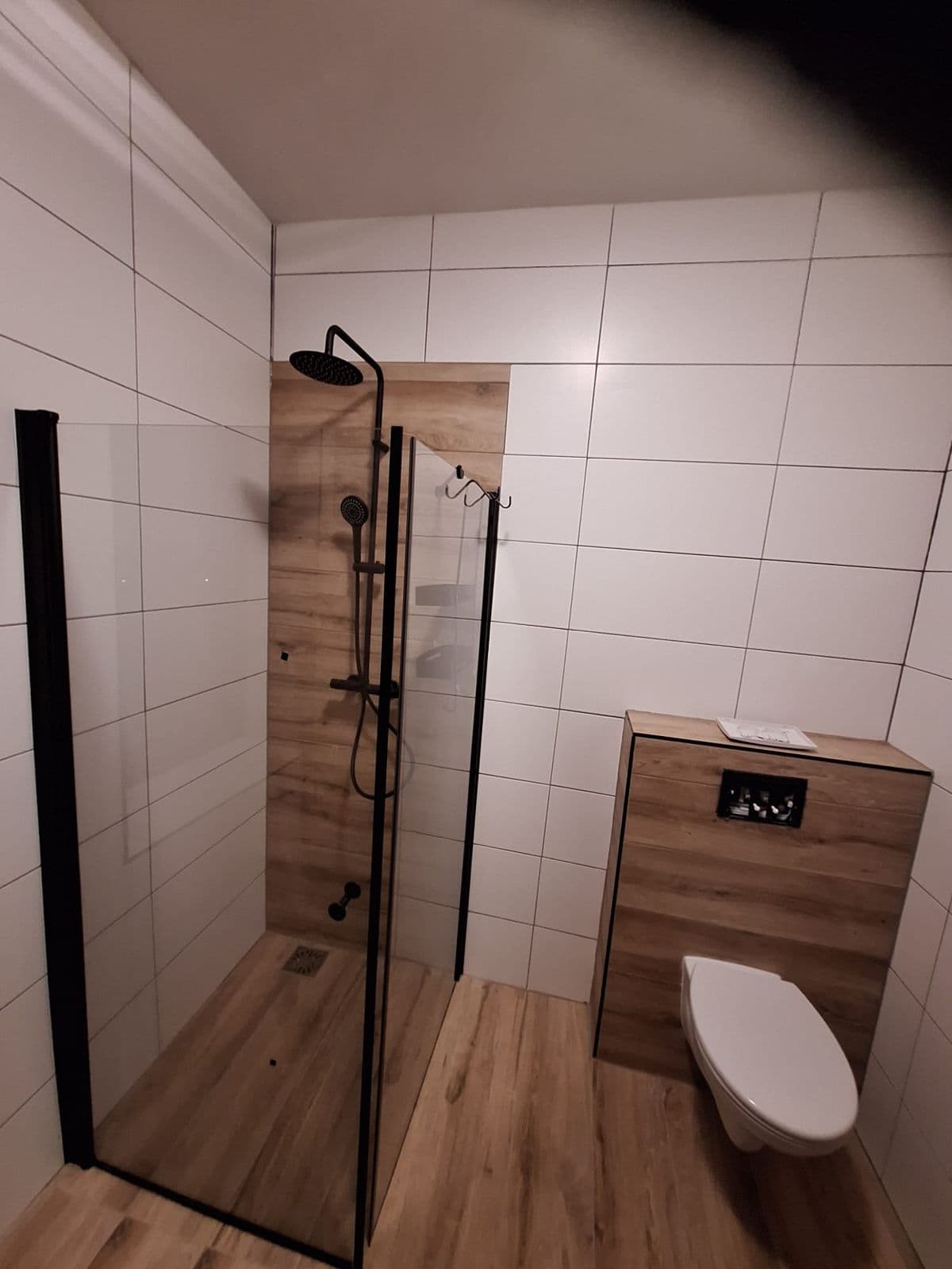 Badkamer houtlook met zwarte accenten: resultaat, foto 3