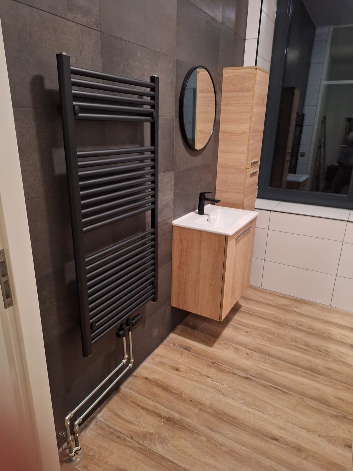 Badkamer houtlook met zwarte accenten: resultaat, foto 4