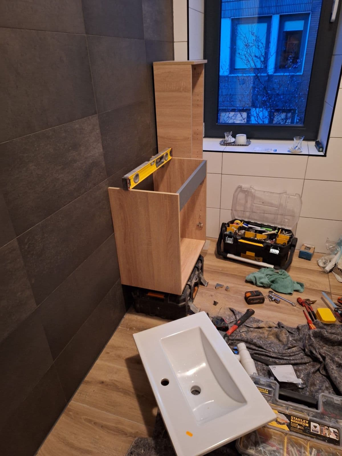 Badkamer houtlook met zwarte accenten: tijdens het werk, foto 1