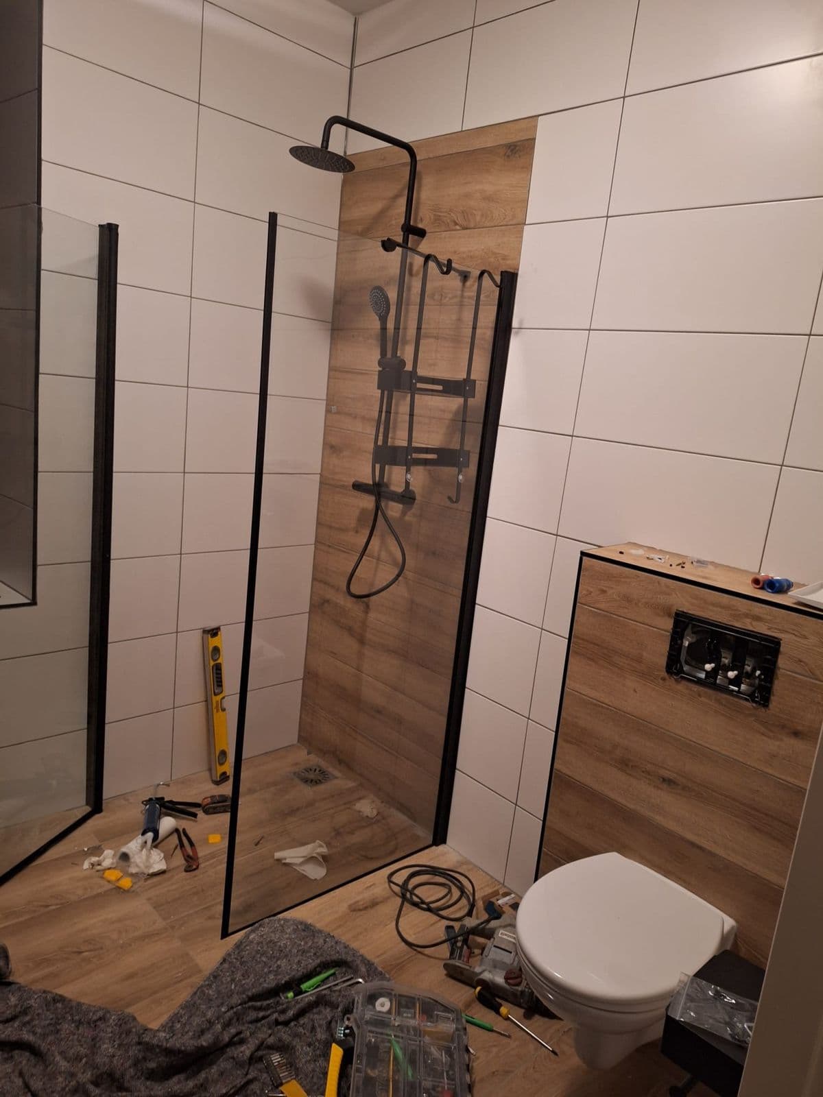 Badkamer houtlook met zwarte accenten: tijdens het werk, foto 2