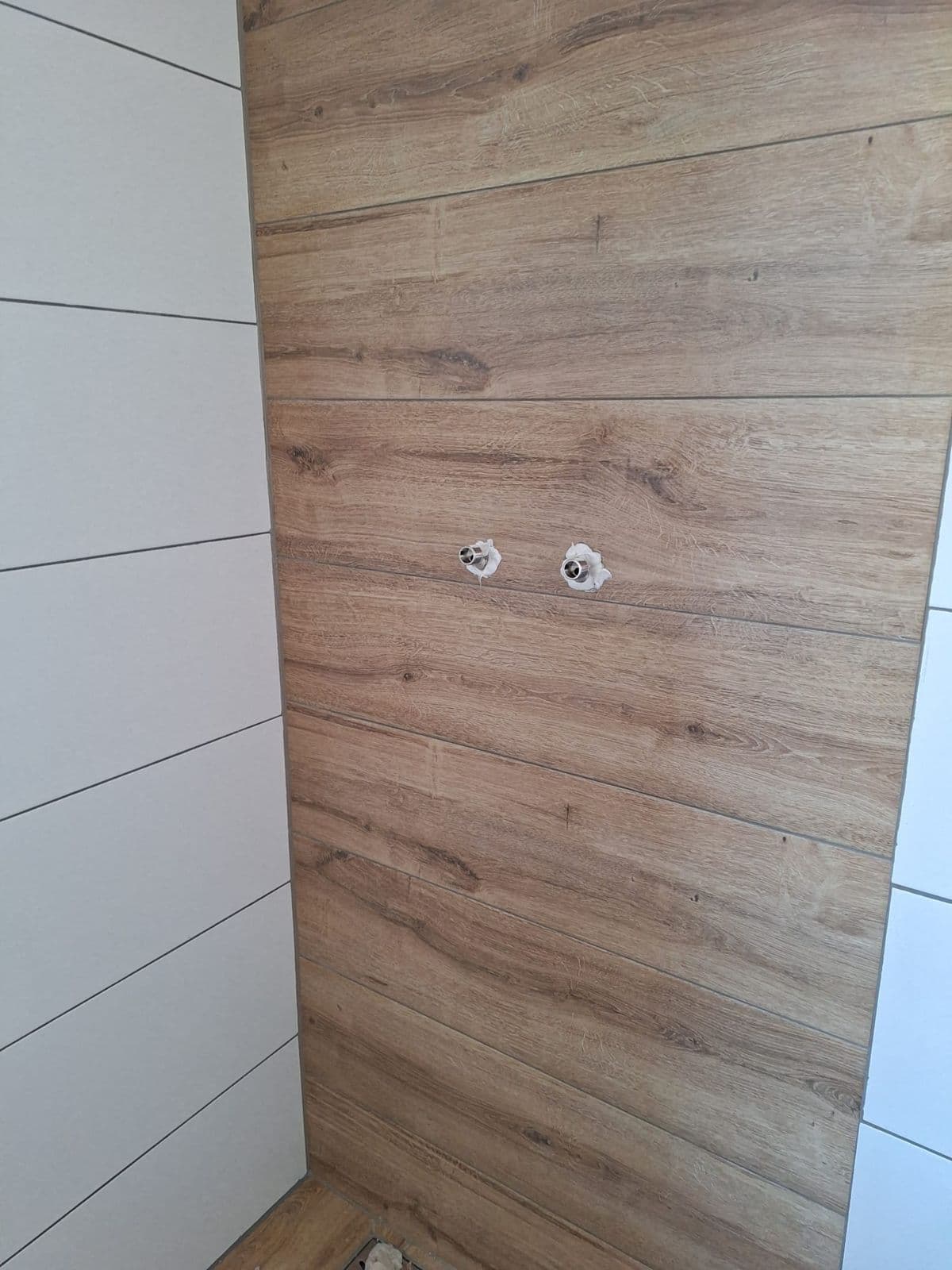 Badkamer houtlook met zwarte accenten: tijdens het werk, foto 3